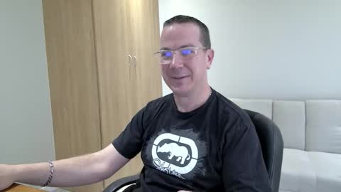 Snapshot of brettdj chatting on 09.19.25 Brett online show from 09.19.25