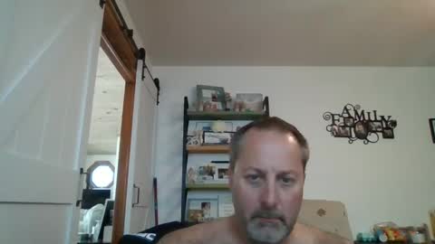 Snapshot of brettsky chatting on 10.08.25 hey online show from 10.08.25
