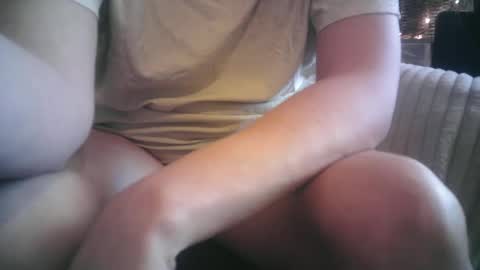 Snapshot of bri20fu chatting on 09.12.25 raining down on me online show from 09.12.25
