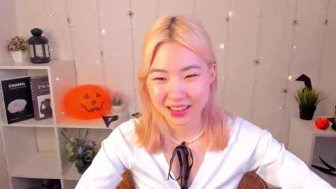 Snapshot of bridgetbottrel chatting on 10.30.25 Bridget online show from 10.30.25