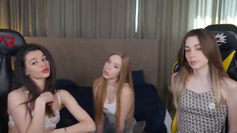 Snapshot of bright_diamonds_054 chatting on 03.10.25 Diamonds Girls online show from 03.10.25