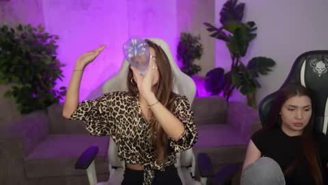 Snapshot of bright_diamonds_054 chatting on 09.17.25 Diamonds Girls online show from 09.17.25