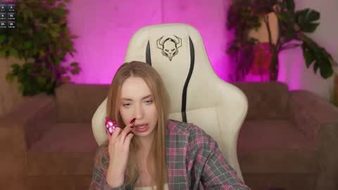 Snapshot of bright_diamonds_054 chatting on 10.27.25 Diamonds Girls online show from 10.27.25