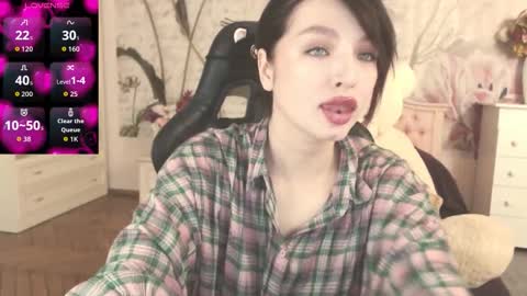 Snapshot of britneybarker chatting on 10.06.25 britneybarker online show from 10.06.25