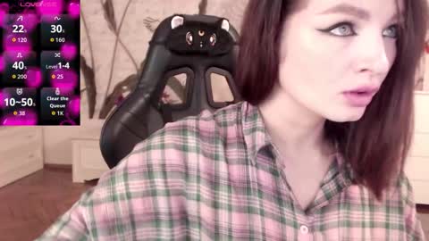 Snapshot of britneybarker chatting on 11.12.25 britneybarker online show from 11.12.25