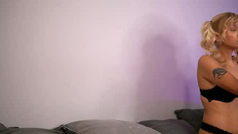 Snapshot of britneyhudson chatting on 10.20.25 britneyhudson online show from 10.20.25