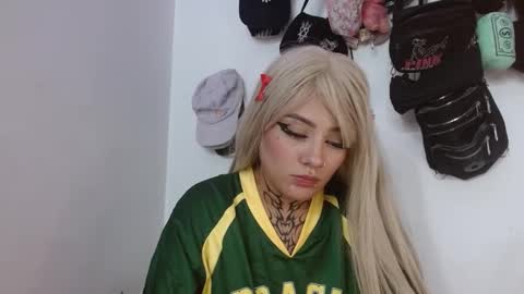 Snapshot of brittany_bubbles chatting on 10.04.25 maru miaw Please help me to reach 100 thumbs up online show from 10.04.25