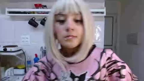 Snapshot of brittany_bubbles chatting on 11.02.25 maru miaw Please help me to reach 100 thumbs up online show from 11.02.25