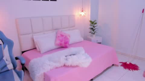 Snapshot of brittany_cute18 chatting on 12.17.24 online show from 12.17.24