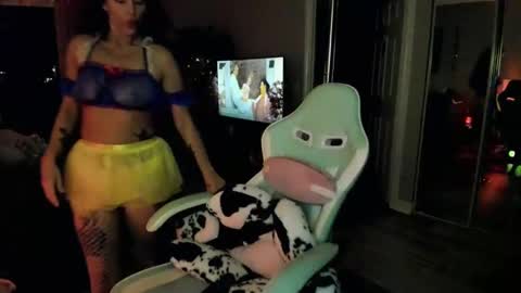 Snapshot of brookesummerxo chatting on 10.31.25 Brooke Summer xo online show from 10.31.25