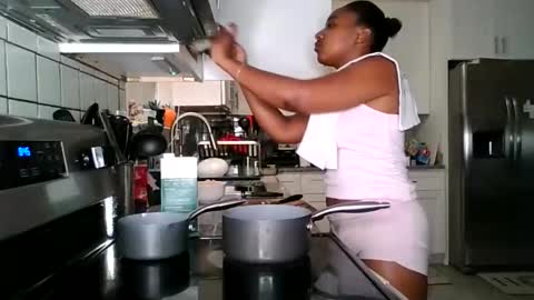 Snapshot of brownsugarcutie3 chatting on 12.18.25 Brownsuagrcutie online show from 12.18.25