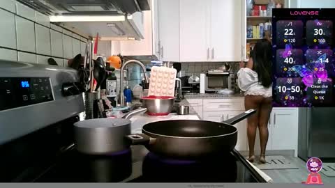 Snapshot of brownsugarcutie3 chatting on 12.21.25 Brownsuagrcutie online show from 12.21.25