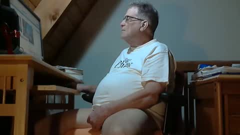 Snapshot of brubar chatting on 04.17.26 brubar online show from 04.17.26