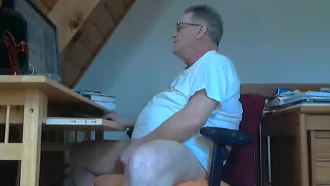 Snapshot of brubar chatting on 04.17.26 brubar online show from 04.17.26