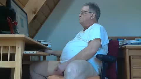 Snapshot of brubar chatting on 04.26.26 brubar online show from 04.26.26