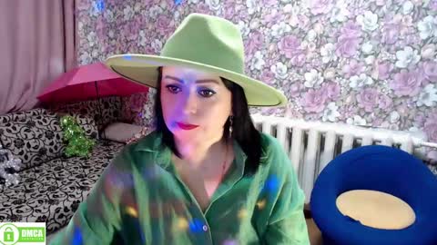 Snapshot of brunette7786 chatting on 12.28.24 Julia online show from 12.28.24