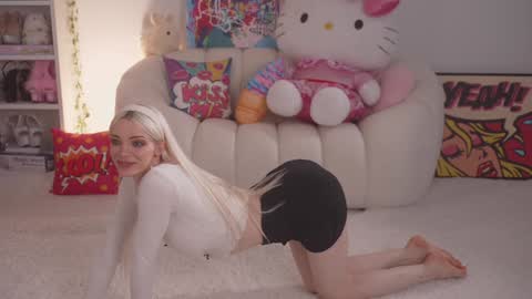 Snapshot of bunnydollstella chatting on 01.06.25 Stella online show from 01.06.25