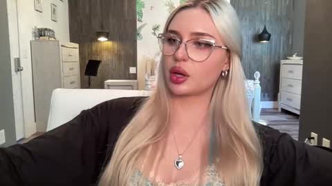 Snapshot of bunnykhalessi chatting on 10.20.25 OnlyFans BunnyKhalessi online show from 10.20.25