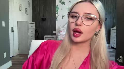 Snapshot of bunnykhalessi chatting on 10.21.25 OnlyFans BunnyKhalessi online show from 10.21.25