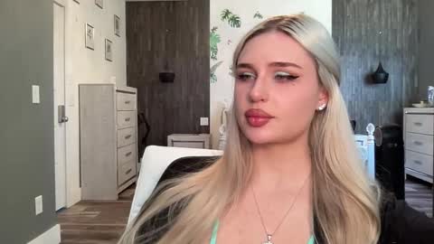 Snapshot of bunnykhalessi chatting on 10.23.25 OnlyFans BunnyKhalessi online show from 10.23.25