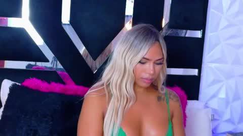 Snapshot of bunnynicolle chatting on 02.25.25 ONLYFANS online show from 02.25.25