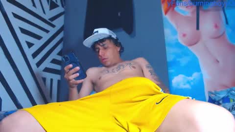 Snapshot of burningboyy chatting on 10.25.25 independiente online show from 10.25.25