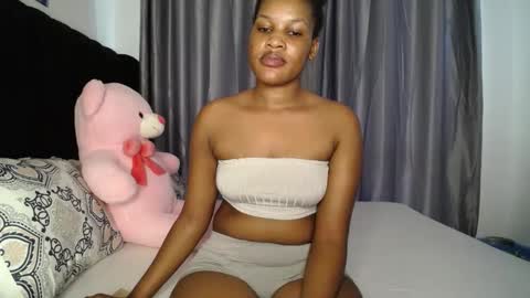 Snapshot of cadercey_kimmy01 chatting on 02.16.25 EVA online show from 02.16.25