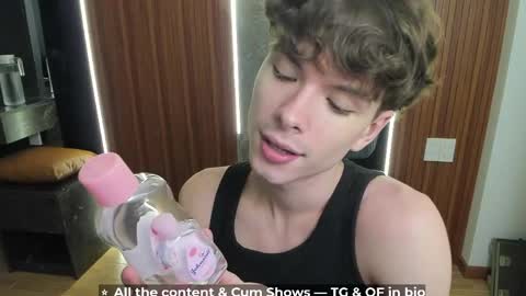 Snapshot of calvin_loves_you chatting on 04.25.26 Hey I am Calvin online show from 04.25.26
