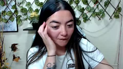 Snapshot of cameliasaenz chatting on 02.05.25 camelia online show from 02.05.25