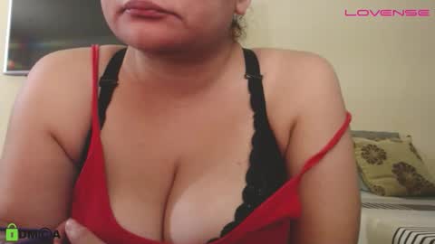 Snapshot of camiilahotxxx chatting on 10.21.25 Camila online show from 10.21.25