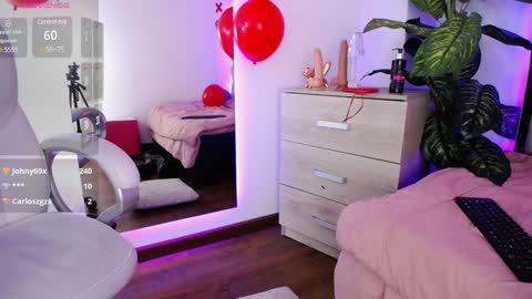 Snapshot of camille_halls chatting on 02.08.25 Camille online show from 02.08.25