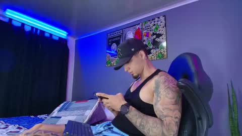 Snapshot of camiloalvarezzz3 chatting on 10.01.25 CAMILO online show from 10.01.25