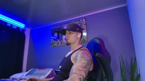 Snapshot of camiloalvarezzz3 chatting on 10.09.25 CAMILO online show from 10.09.25