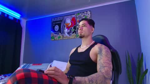 Snapshot of camiloalvarezzz3 chatting on 10.31.25 CAMILO online show from 10.31.25