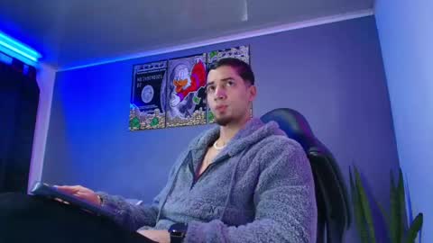 Snapshot of camiloalvarezzz3 chatting on 11.04.25 CAMILO online show from 11.04.25