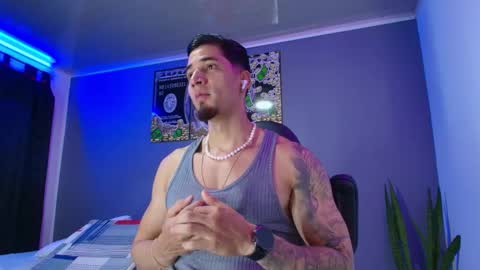 Snapshot of camiloalvarezzz3 chatting on 11.05.25 CAMILO online show from 11.05.25