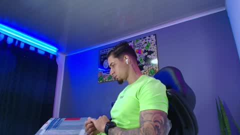 Snapshot of camiloalvarezzz3 chatting on 11.06.25 CAMILO online show from 11.06.25