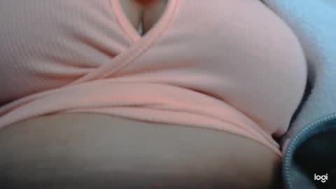 Snapshot of candymilfff chatting on 12.17.24 candymilfff online show from 12.17.24