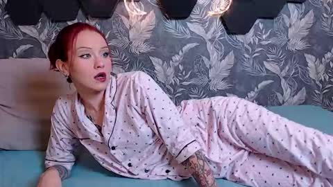 Snapshot of candyyyyrio chatting on 10.07.25 Mia online show from 10.07.25