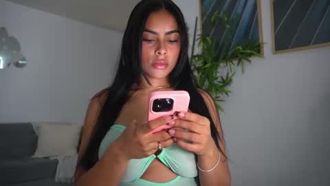 Snapshot of canelasungirl chatting on 10.01.25 Jency NEW IG IMCANELA online show from 10.01.25