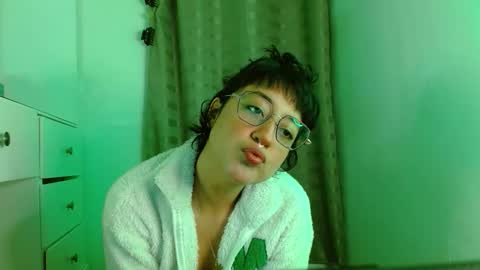Snapshot of caraenaranja chatting on 10.11.25 Amy online show from 10.11.25