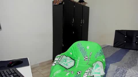 Snapshot of cardrey05 chatting on 10.22.25 Carlos and Cristian online show from 10.22.25