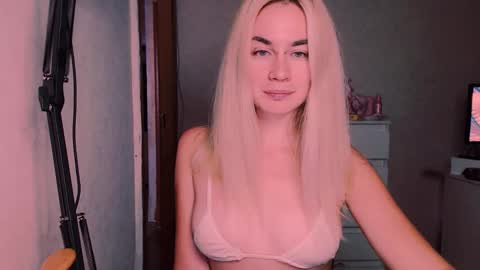 Snapshot of carinfox chatting on 09.23.25 Carin online show from 09.23.25