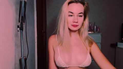 Snapshot of carinfox chatting on 09.27.25 Carin online show from 09.27.25