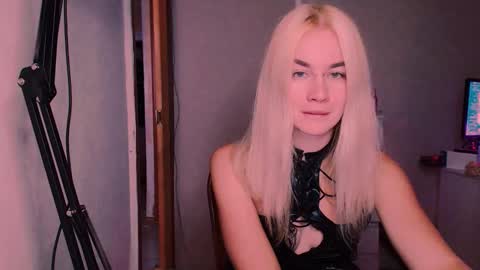 Snapshot of carinfox chatting on 09.30.25 Carin online show from 09.30.25