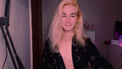 Snapshot of carinfox chatting on 10.01.25 Carin online show from 10.01.25