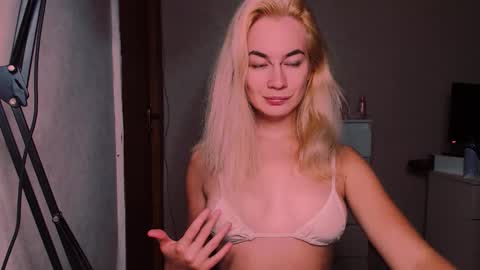 Snapshot of carinfox chatting on 10.02.25 Carin online show from 10.02.25