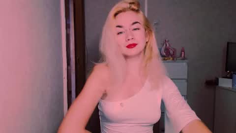 Snapshot of carinfox chatting on 10.05.25 Carin online show from 10.05.25