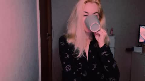 Snapshot of carinfox chatting on 10.06.25 Carin online show from 10.06.25