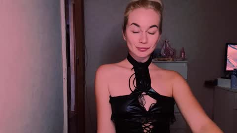 Snapshot of carinfox chatting on 10.06.25 Carin online show from 10.06.25